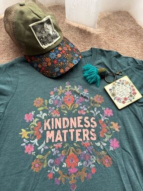 NATURAL LIFE Teal Floral Graphic Tshirt M;NWOT Trucker Hat & Boho Keychain/Charm